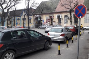 Zaustavljanje i parkiranje u kružnom toku kod Mlečne pijace