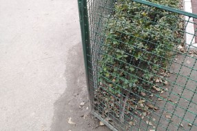 Polomljena kapija kod dečijeg igrališta u centru