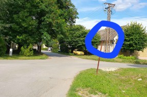 Opasnost zbog saobraćajnih znakova (raskrsnica ulica Stevana Filipovića i Augusta Cesarca)