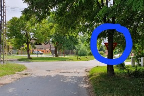 Opasnost zbog saobraćajnih znakova (raskrsnica ulica Stevana Filipovića i Augusta Cesarca)