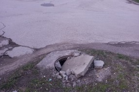 Fali poklopac za šaht, ugao Ivana Antunovića i Vladimira Gortana