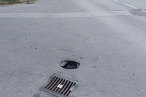Udarna rupa na uglu Kumičićeve i Viške ulice