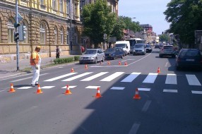 Farbanje pešackih prelaza u toku dana kada je najveća guzva