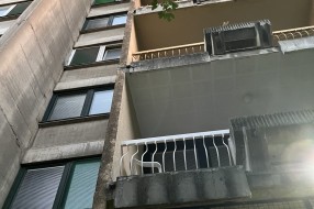 Otpadaju delovi fasade ispred zgrade u Šenoinoj broj 7
