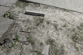 Otpadaju delovi fasade ispred zgrade u Šenoinoj broj 7