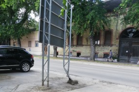 Oštećen saobraćajni znak na Somborskom putu