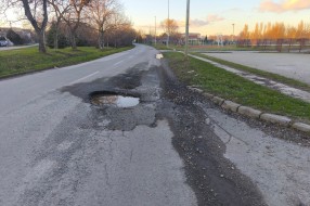 Krater kod „Bratstva“, na liniji gradskog prevoza, u blizini prostora gde se često kreću deca.