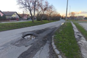 Krater kod „Bratstva“, na liniji gradskog prevoza, u blizini prostora gde se često kreću deca.