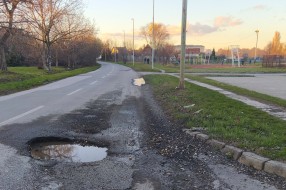 Krater kod „Bratstva“, na liniji gradskog prevoza, u blizini prostora gde se često kreću deca.