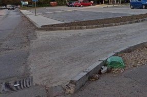 Novi parking ispred Hale sportova popucao i nedovršen