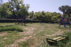 Zapušteno, a popularno dečje igralište u Keru