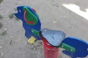 Igralište kod dispanzera opasno za decu