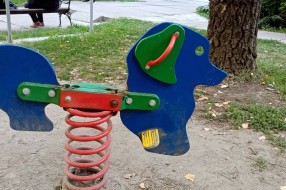 Igralište kod dispanzera opasno za decu