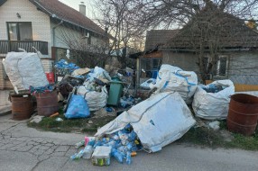 Mali Bajmok - otpad ispred kuće?