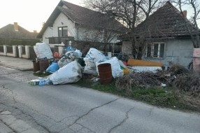 Mali Bajmok - otpad ispred kuće?