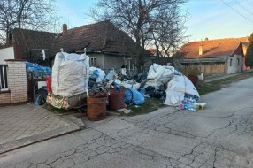 Mali Bajmok - otpad ispred kuće?