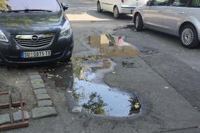 Iz šahte teče čista voda u kanalizaciju