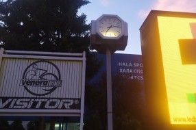 Sat ispred Hale sportova ne pokazuje tačno vreme