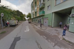 Izlaz iz dvorišta zgrade u Braće Majer 3 (saobraćajno ogledalo)