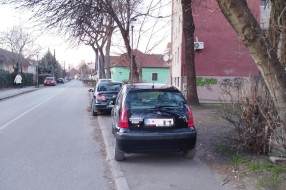 Parkiranje na trotoarima u ulici Ante Parčetića