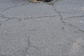 Razvaljeni poklopac šahte u Ulici braće Radić