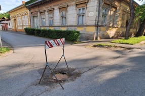 Propala šahta od kanalizacije. raskrsnica Atile Jožefa i Žarka Zrenjanina.