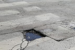 Opasna rupa na raskrsnici Somborskog puta, Preradovićeve i Zagrebačke ulice