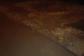 Uništen asfalt i rasut tucanik kod nadvožnjaka na uglu Prvog ustanka i Bolmanske