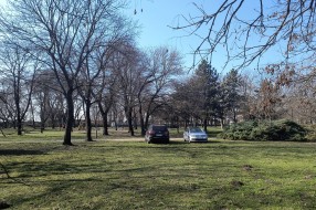 Parkiranje u parku kraj Somborskog puta