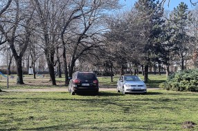 Parkiranje u parku kraj Somborskog puta