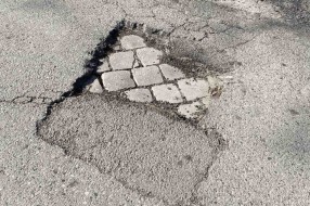 Udarne rupe u ulici Laze Mamužića