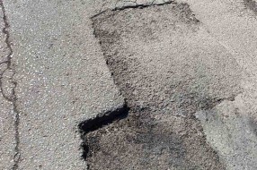 Udarne rupe u ulici Laze Mamužića