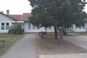 Kante za smeće kod "bunkera" u Kertvarošu