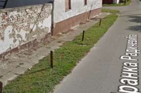 "Protivtenkovska prepreka" u Ulici Branka Radičevića