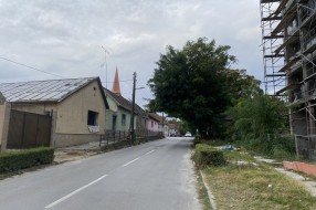 Uklonjeni trotoari sa obe strane ulice zbog gradilišta (Kumičićeva)