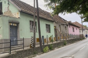 Uklonjeni trotoari sa obe strane ulice zbog gradilišta (Kumičićeva)
