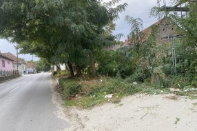 Uklonjeni trotoari sa obe strane ulice zbog gradilišta (Kumičićeva)