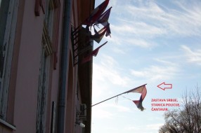 Neugledni državni simboli na zgradama mesne zajednice i policije u Čantaviru