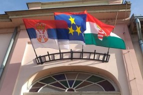 Neugledni državni simboli na zgradama mesne zajednice i policije u Čantaviru