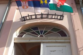 Neugledni državni simboli na zgradama mesne zajednice i policije u Čantaviru