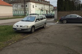 Automobil duže od dve nedelje parkiran na travi na Karađorđevom putu