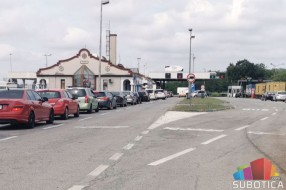 Asfalt u katastrofalnom stanju kod graničnog prelaza Kelebija