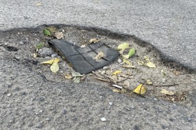 Oštećenja puta na uglu Bartola Kašića i Ruđera Boškovića