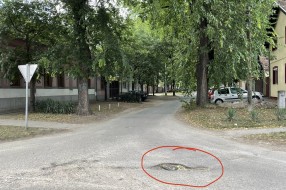 Oštećenja puta na uglu Bartola Kašića i Ruđera Boškovića