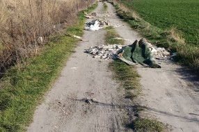 Odlaganje otpada na putu između Srednje ulice i Titogradske ulice.