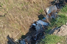 Odlaganje otpada na putu između Srednje ulice i Titogradske ulice.