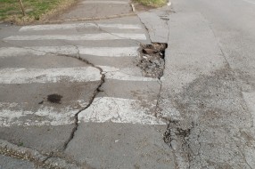 Rupa na ulasku na parking između Pazinske 17 i Pazinske 15