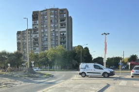 Parkirana vozila na izlazu iz kružnog toka kod Bajnatske