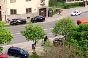Diplomate parkiraju na zelenoj površini i biciklističkoj stazi