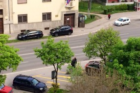 Diplomate parkiraju na zelenoj površini i biciklističkoj stazi